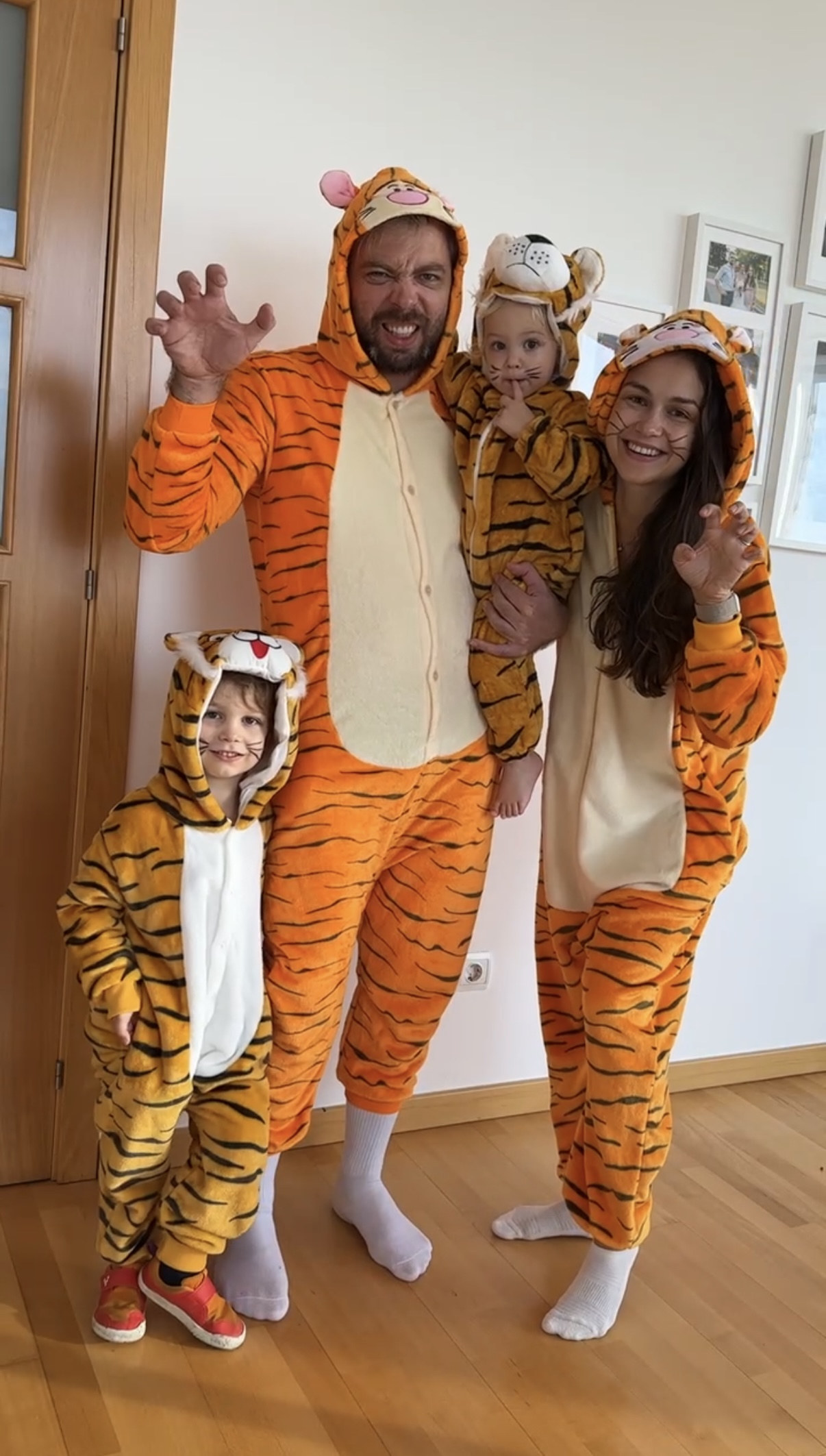 La familia de Maria Prodan en pijamas de tigre iguales
